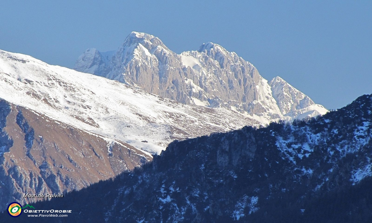 36 A est spuntano Presolane e Monte Visolo....JPG